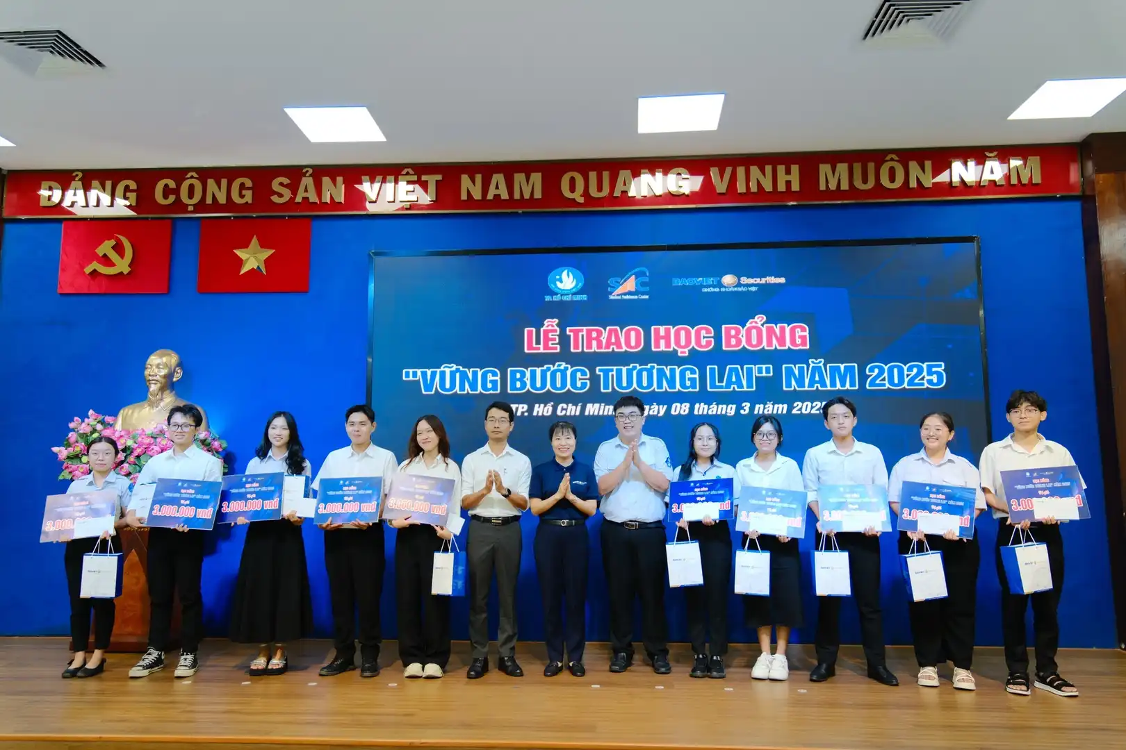 10 em sinh viên nhận học bổng "Vững bước tương lai" năm 2025 do BVSC và SAC trao tặng. Học bổng không chỉ là sự hỗ trợ về mặt tài chính, mà còn là nguồn động viên để các em tiếp tục nỗ lực học tập, phấn đấu vượt qua thử thách và phát triển bản thân.