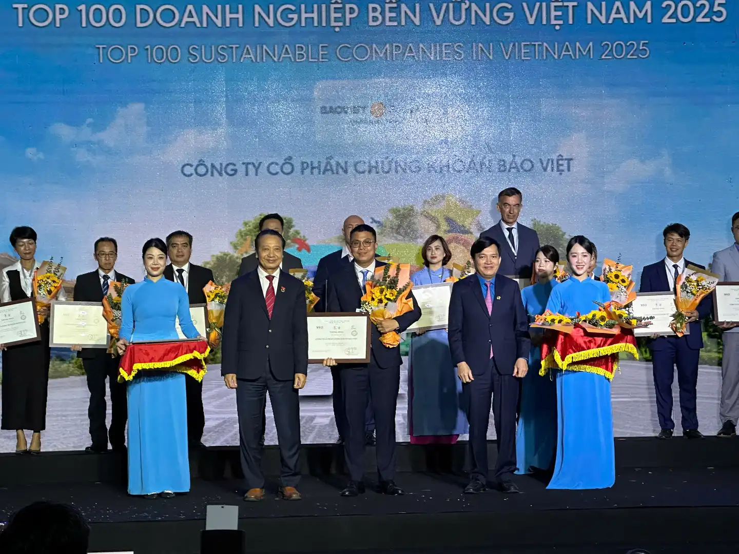 Ông Vũ Duy Vương - Đại diện BVSC nhận giải TOP 100 Doanh nghiệp Phát triển Bền vững
